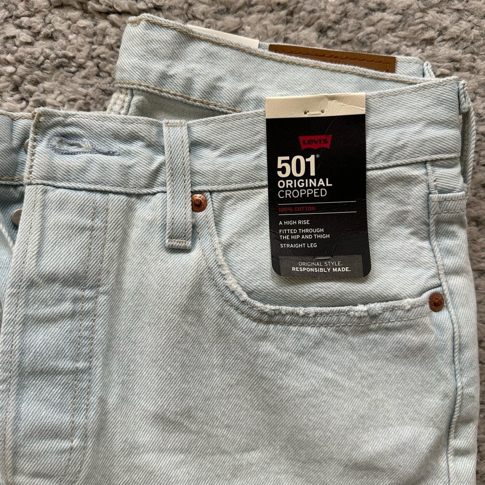 NWT Women Levi’s 501 original cropped high rise straight, light wash, size 28x26